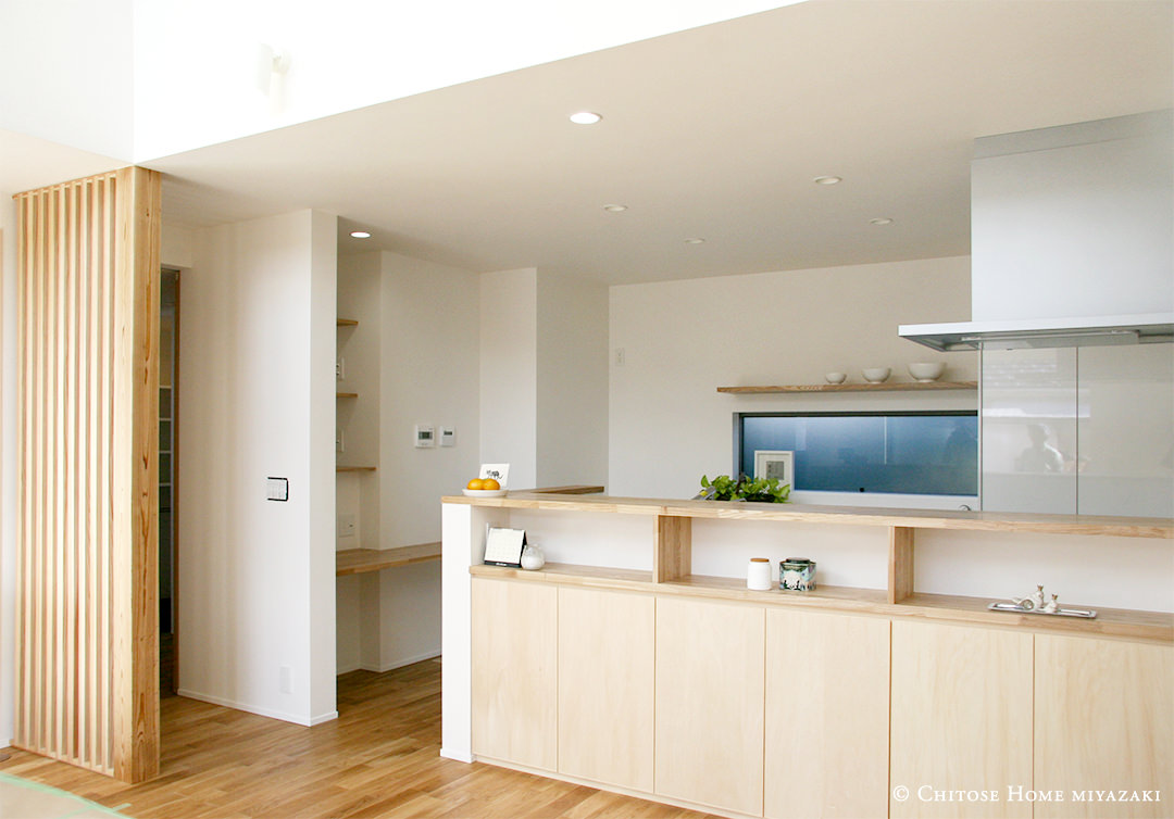 キッチンの背面側にニッチを含めた造作収納を設置。床材の色に合わせた統一感ある部材の選定が、施主のセンスを反映したコーディネートの好例。