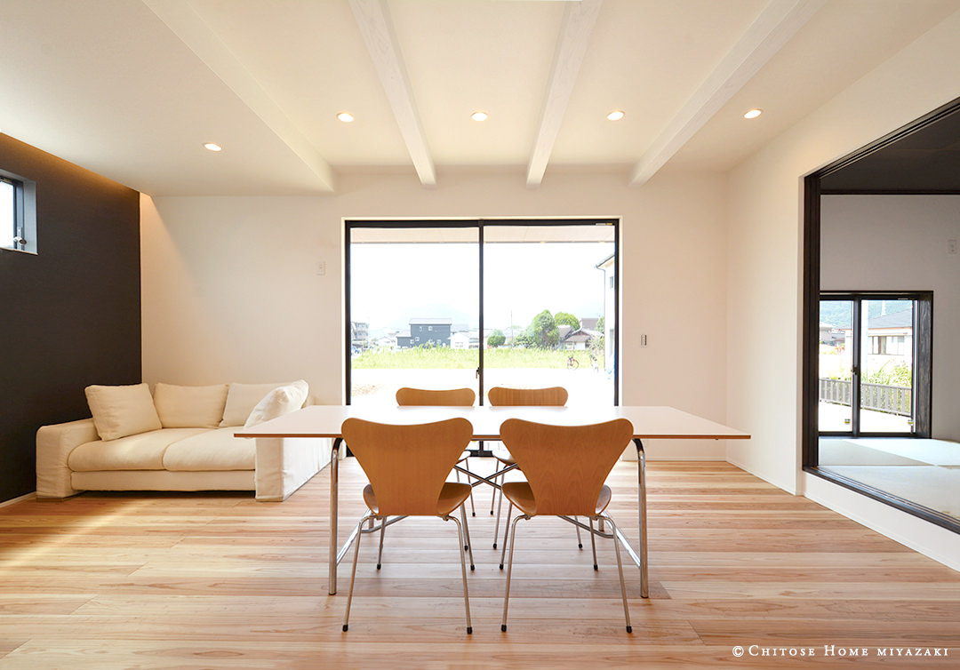 宮崎県産・杉の床材を使った和モダンなインテリア。間接照明を使い、空間に上質感を演出。天井の梁を白塗りにすることで、主張しすぎない素材感を。