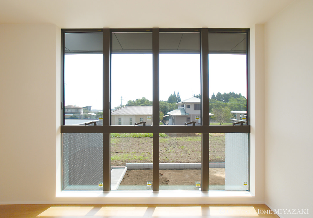 2階の寝室に連続窓を使用。外観を構成する要素として重要なのは窓の種類と配置。タテヨコの方向で整然と並ぶ窓は、それだけで建物にスタイリッシュなインパクトをもたらす。