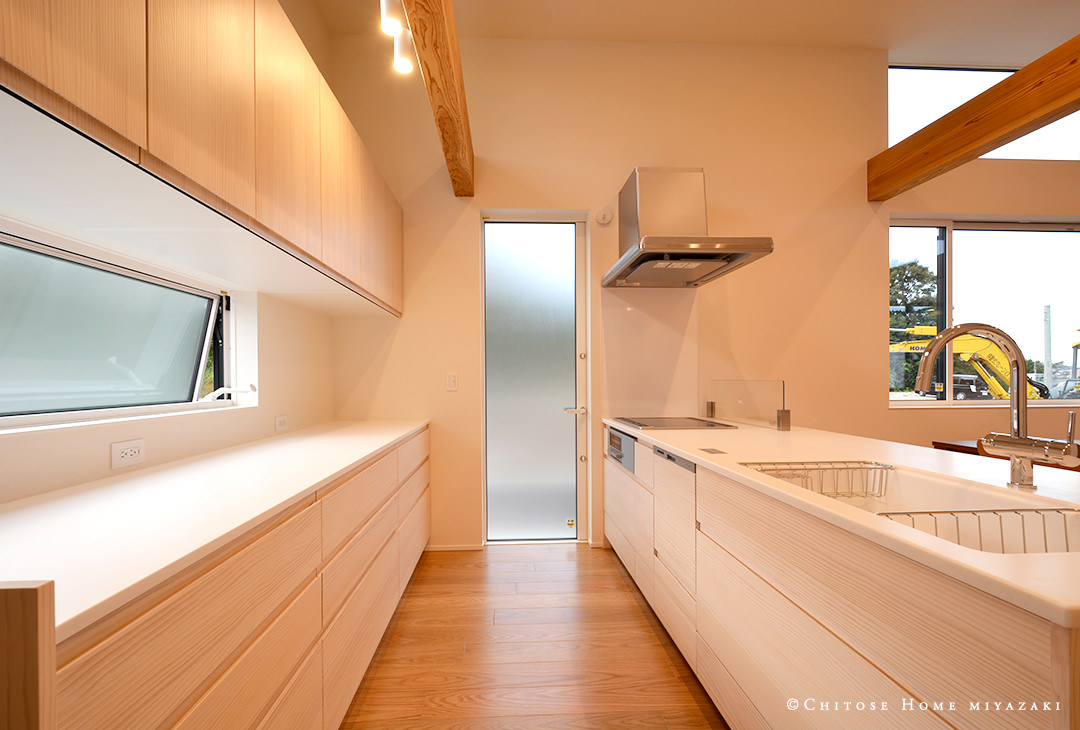 木製の扉を使ったWOODONE製のキッチン。上下セパレートタイプのカップボードで、十分なカウンタースペースを確保。使い勝手良く、かつ美しいデザインを備えたキッチン空間に。