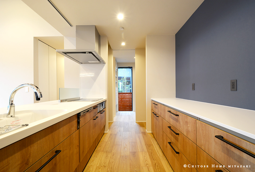 キッチンは両サイドに抜けられる動線を確保して、水回りへのスムーズな家事動線を実現。