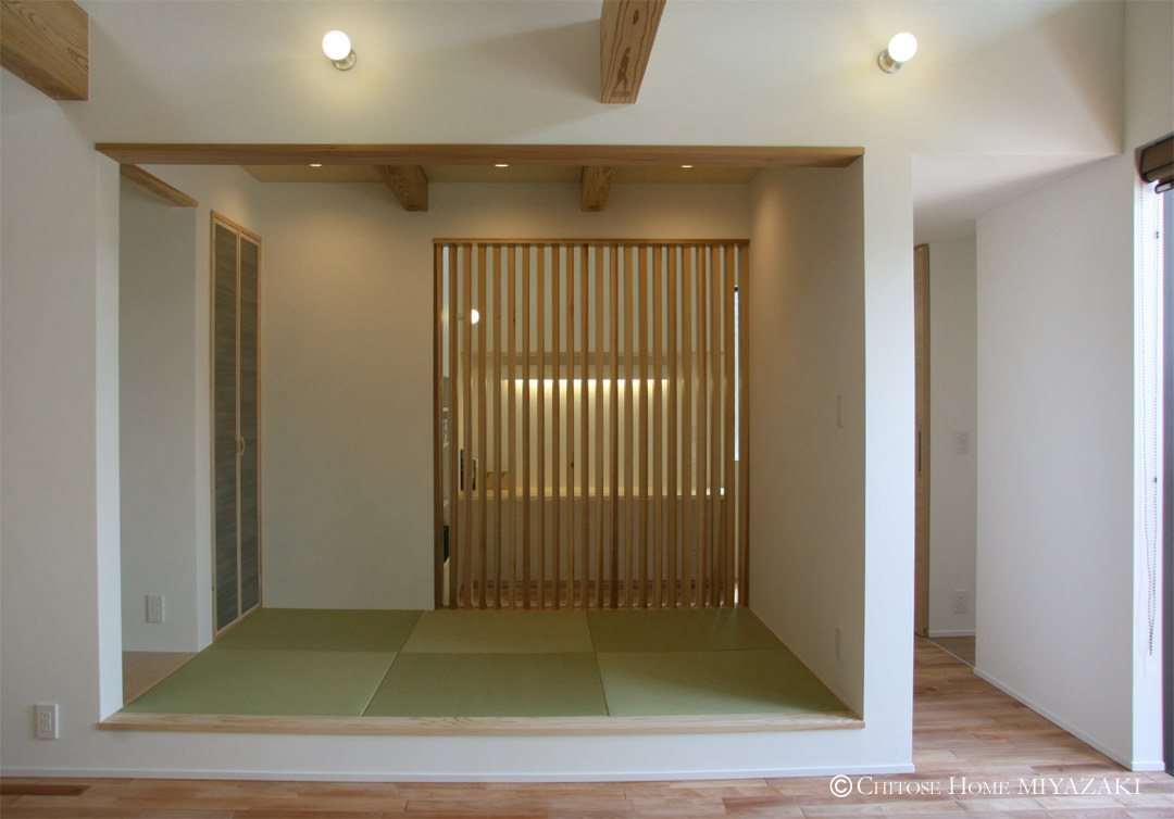 勾配天井のＬＤＫに隣接する和室は小上がり空間に。さらに奥には、木製のルーバーでファジー（あいまい）に仕切られた書斎スペースを設置。