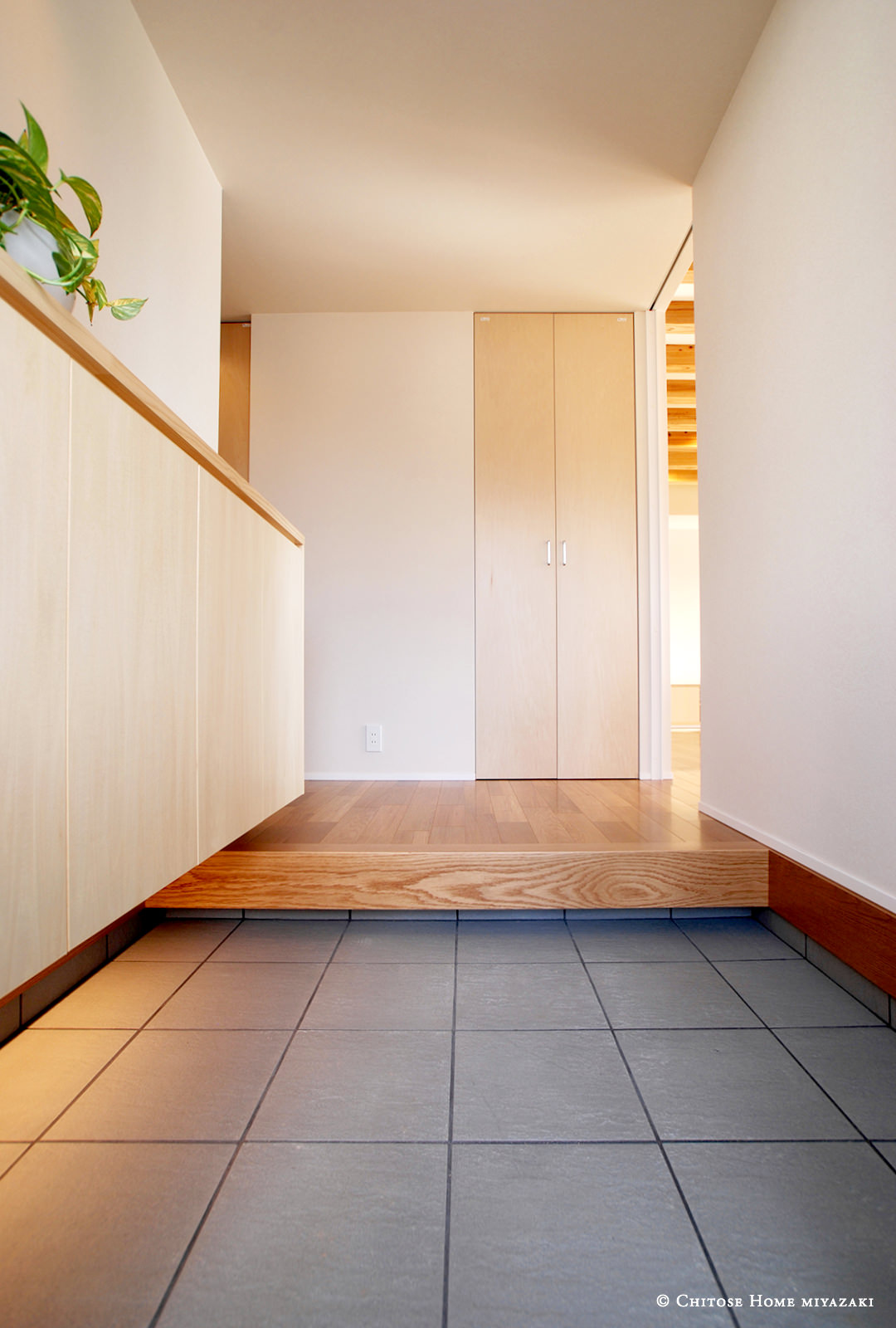 玄関の土間に貼るタイルは、割り付けに注意することが肝要。３０センチ角の単純なタイルをいかにきれいに見せるかは、設計段階の検討が必要。