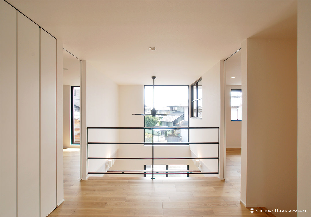 ２階の天井高に合わせた室内ドアや窓。各部資材の持つ良さを活かす為の詳細な設計。既製品とオーダー品をバランス良く使い、費用対効果を考えた上に成り立つ上質な空間。