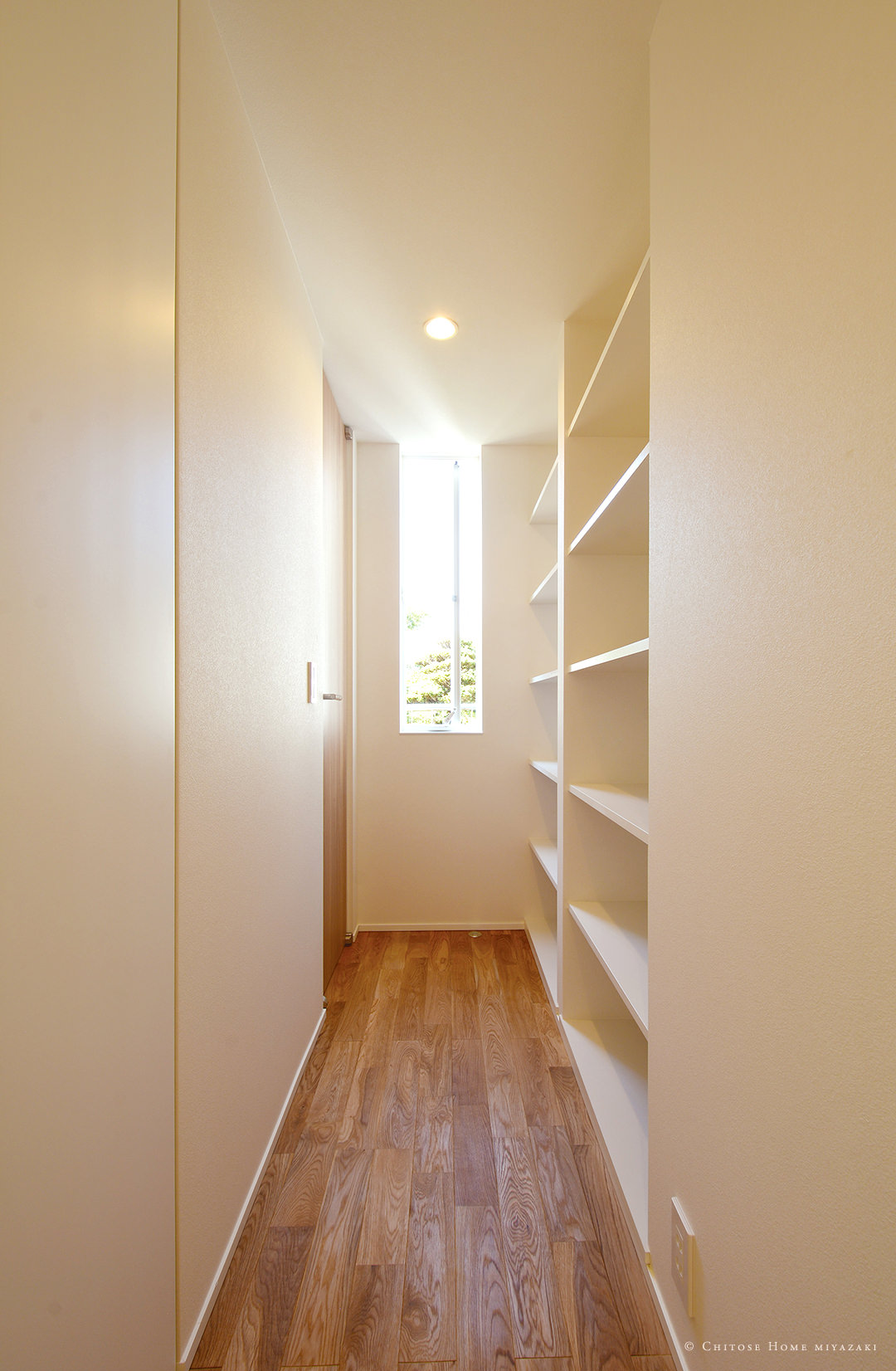 1階廊下には本棚を造作。廊下の一番奥に窓を設置することで、廊下に間接光と通風をもたらす仕掛けを。