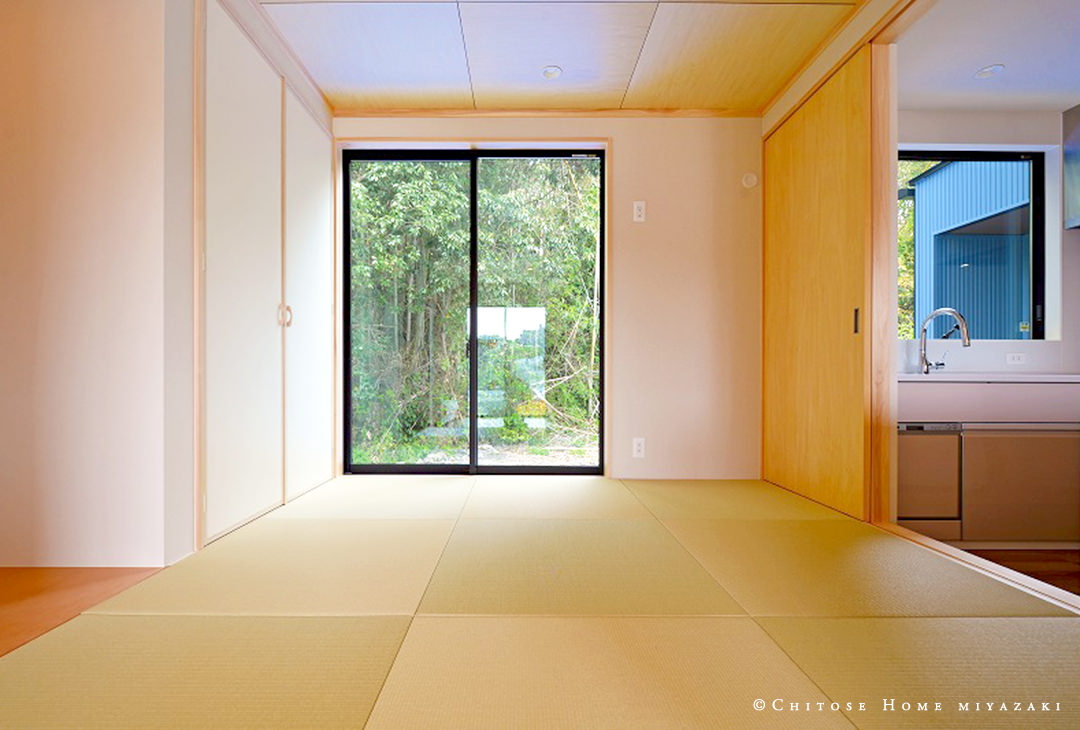 シナ合板の天井仕上げと和紙畳を使用した、モダンな仕様の和室。北側のウッドデッキにそのまま出られる、裏庭に面した個室空間。