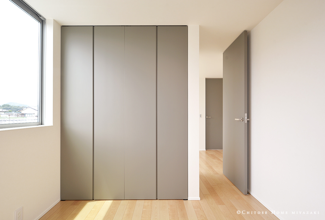 トレンド感のあるカーキグレーの洋室扉や収納扉は、高さが天井いっぱいまでのフルハイトドアを使用。清潔感のあるくつろぎスペースを実現。