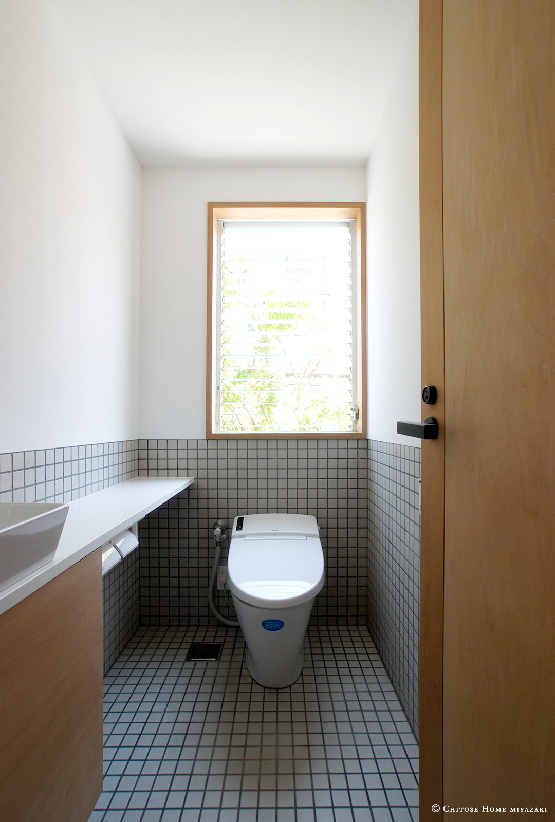 トイレのタイル貼り部分の上端を窓枠の下端に揃えることや、窓の横枠を壁の右端にぴったりと揃えることで整然とした印象を。