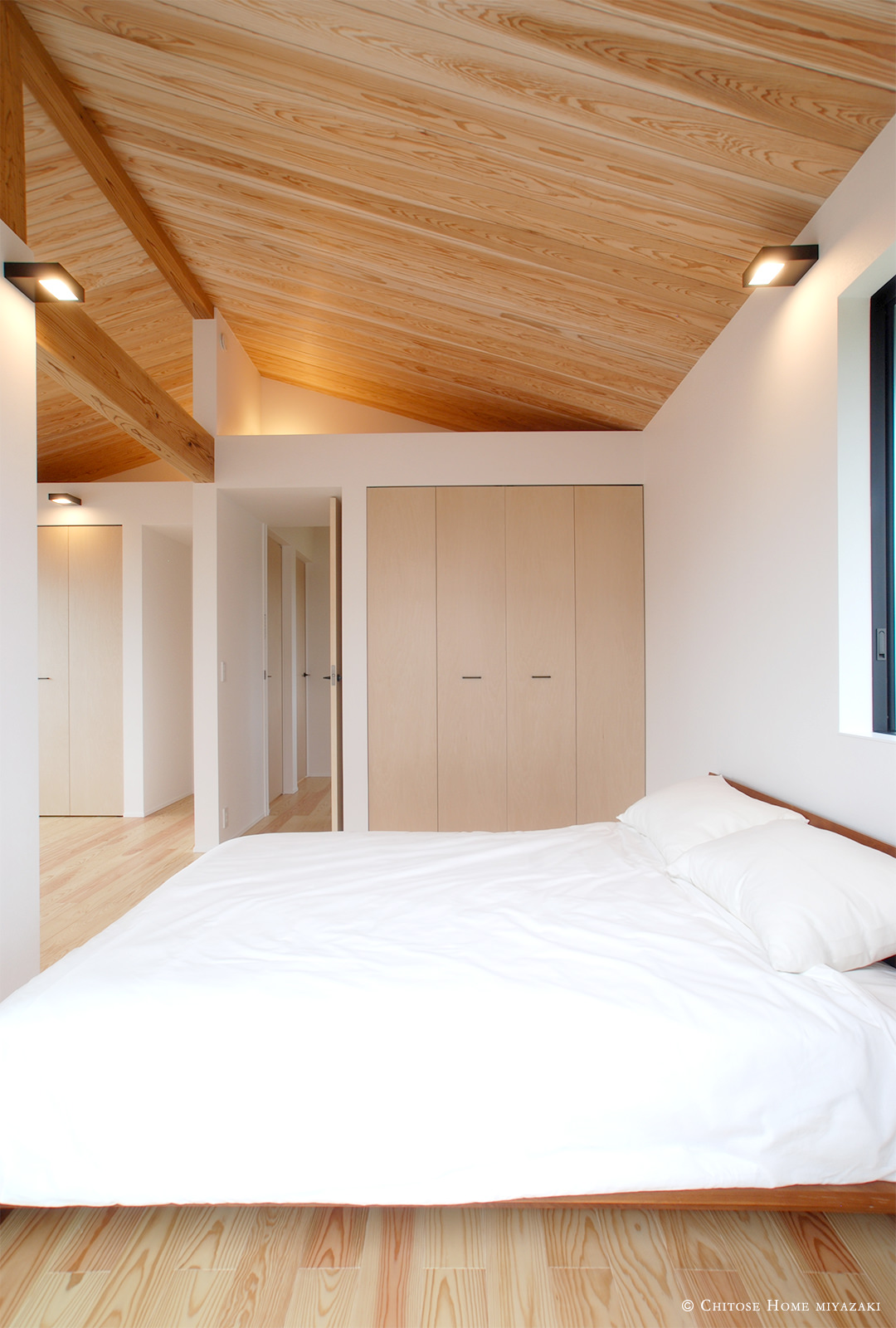 2階の各寝室は勾配天井仕上げに。杉板のピーリング材仕上げで、天井面の質感を上質に。間接照明を設置することで、天井の素材を柔らかな光で照らす。
