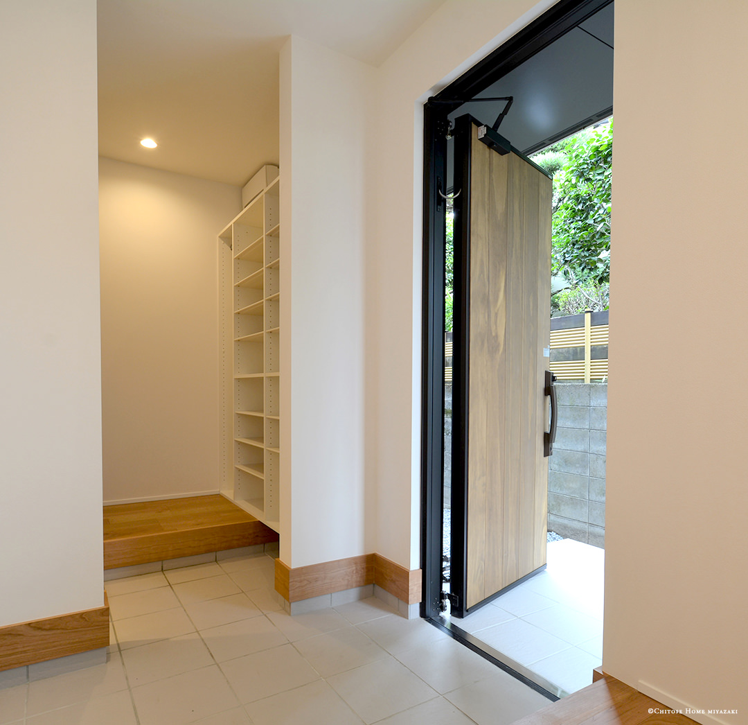 玄関横にはシューズクロークを配置。シューズクロークを通り直接キッチンへと繋がる、回廊性のある使いやすい間取り構成。