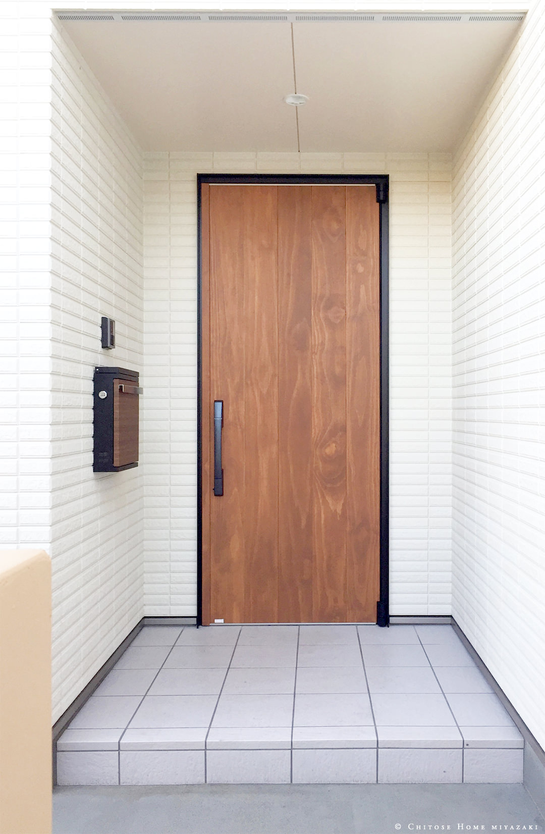 YKKの木製玄関ドアを採用。後々のメンテナンス性を考慮し、主要フレーム部分はアルミとスチール。手入れ可能なパネル部分に、自然塗料でマットに仕上げた木製パネルを組み合わせたドア。