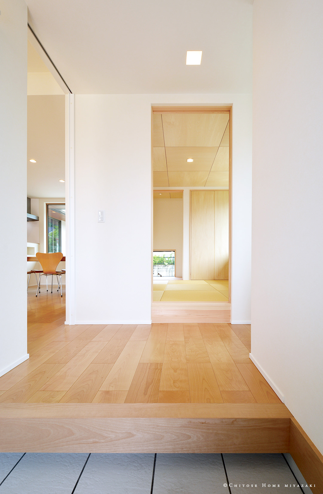 玄関ホールから直接和室へアクセスできる動線を確保。来客と家族の居心地の良さと使いやすさに考慮した、住み手の気遣いある設計に。