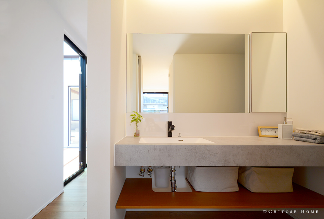 脱衣室と独立した、セミオーダーの洗面スペースは、半個室のような廊下の一角を上手に利用。セミオーダーならではの上質な部材の組み合わせで、家族の日常使いのスペースをワンランク上の仕上がりに。
