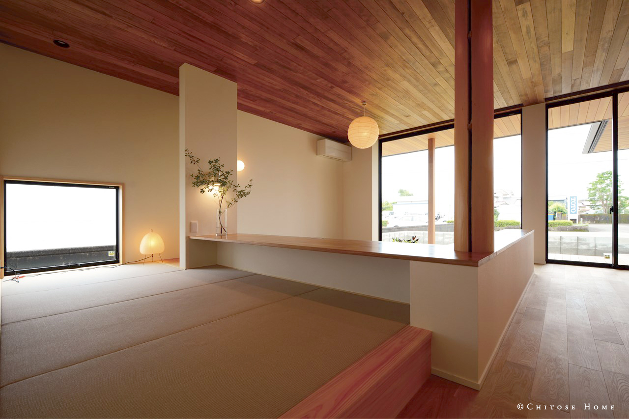 ピットリビングに隣接する小上がりの畳コーナー。座卓のスタディーコーナーからは、リビングの大開口サッシ越しに外の景色を望む。