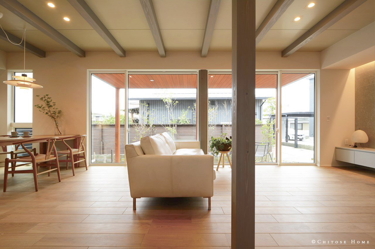 窓の外に余白となる空間（庭）をつくり、居心地の良い場所をつくる。余白が周辺環境との緩衝帯となることで、伸びやかな視線を実現すると共に、窓を開放する際の安心感が得られる。