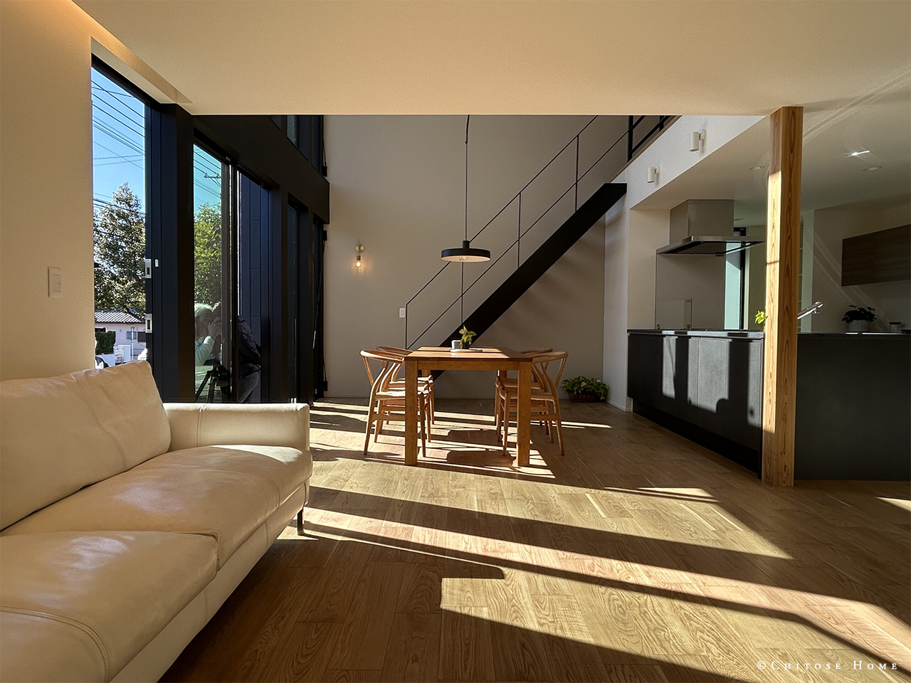 間接照明やペンダントライト、壁付けのブラケットライトで空間に彩りを演出したLDK。吹き抜けから射し込む日中の明るさ、暖色の照明で彩る夜の穏やかさ。一日を通してご家族の憩いの場所を、快適で居心地の良い空間に。