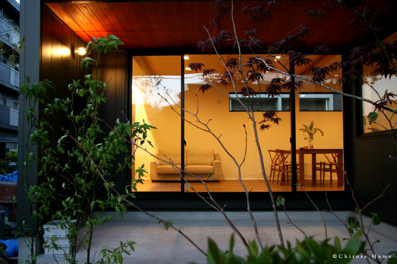 LDKには、夏の日射と周囲からの視線を遮る深い軒の出を設ける。杉板の軒天仕上げの風合いと、庭の植栽計画で情緒あるプライベート空間に。