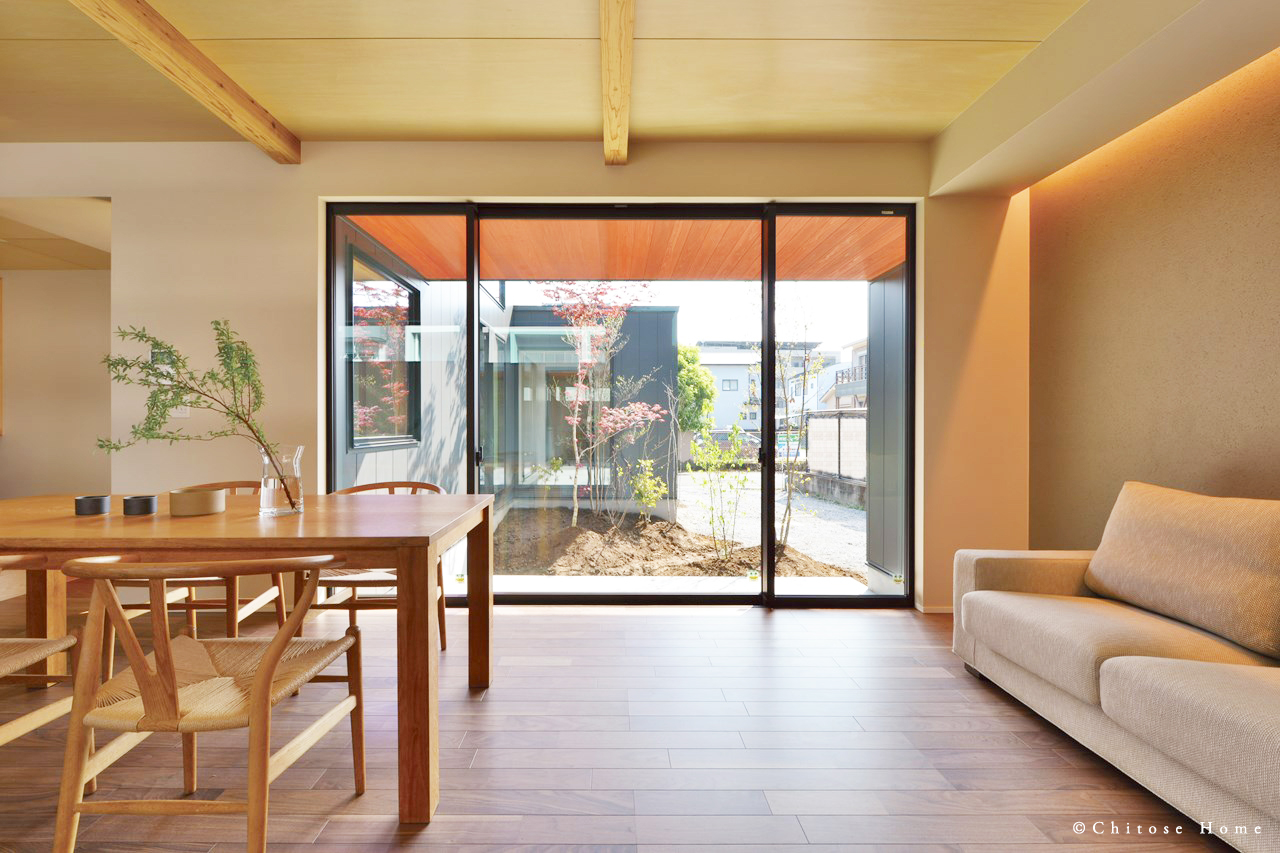 周囲にマンションが建ち並ぶ立地条件の中、ご家族のプライベートな空間をどう仕上げるか。コの字型の建物形状で周囲からの視線を避け、大型の開口部で開放感と庭との一体感を演出。