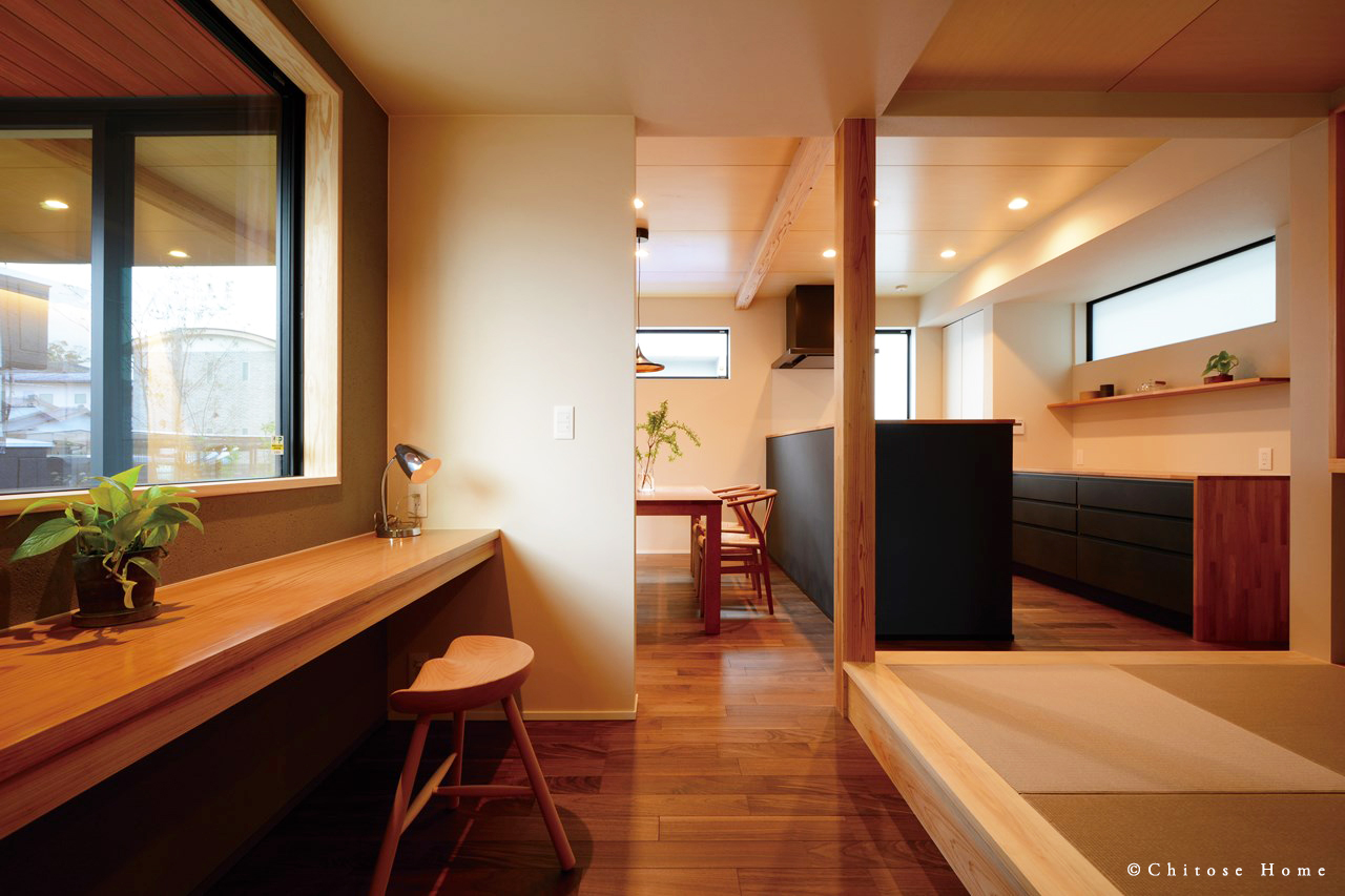 ダイニングキッチンに隣接する一角を、畳コーナーとスタディーコーナーに。ジョリパット塗り壁仕上げと杉板の造作カウンター及び本棚で、家族が豊かなひとり時間を楽しめる空間に。