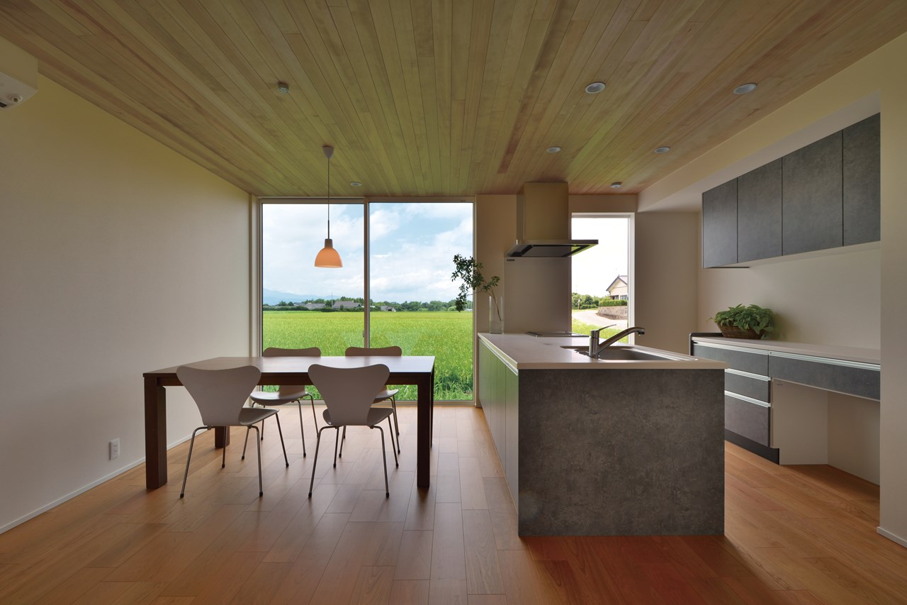 LDKの南北両面に高さ2.4ｍの大開口サッシを採用して、周辺に広がる情緒豊かな田園風景のロケーションをインテリア空間に採り込む。北側からの柔らかな自然光や風通しを活かしたパッシブデザインの設計。