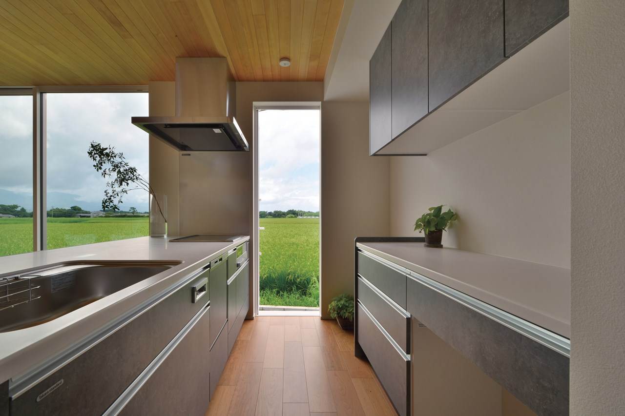 北側に面したキッチンにはテラスドアを設け、光と風の心地良さと日常の家事における使い勝手の良さに考慮して設計。北側ならではの落ち着いた雰囲気のキッチン空間に。