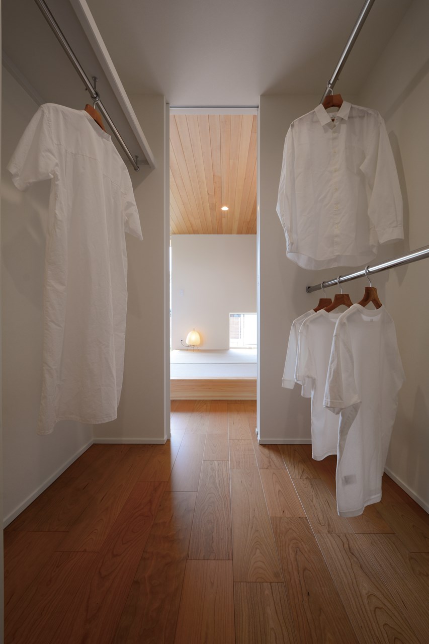LDKから洗面、脱衣室などの水回りへと続く動線上に、３帖のウォークスルークロゼットを配置。使い勝手の良さを重視した両方向から出入りできる収納で、家族の快適な日常を支える。