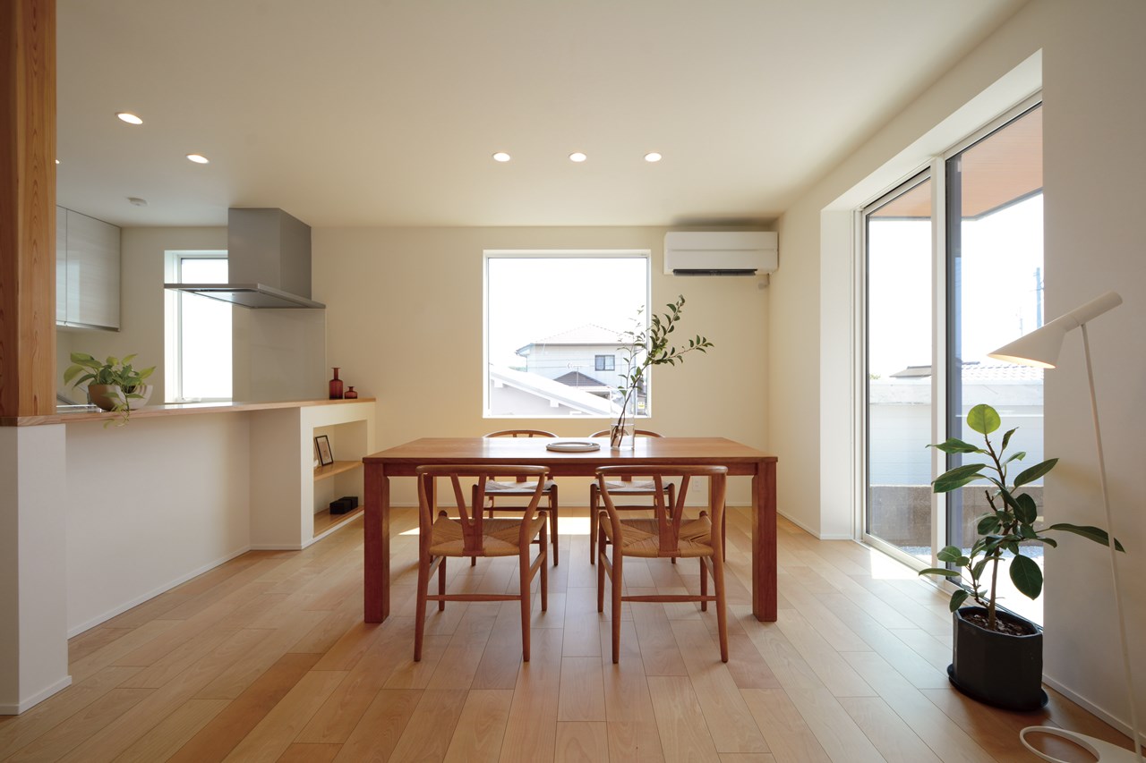 眺望の良い東側の面に大型スクエア窓を配置し、ダイニング空間に朝の陽光と風を取り込む設計に。住宅街の中において、周囲のロケーションを読み取り、開放感のある空間づくりを考える。