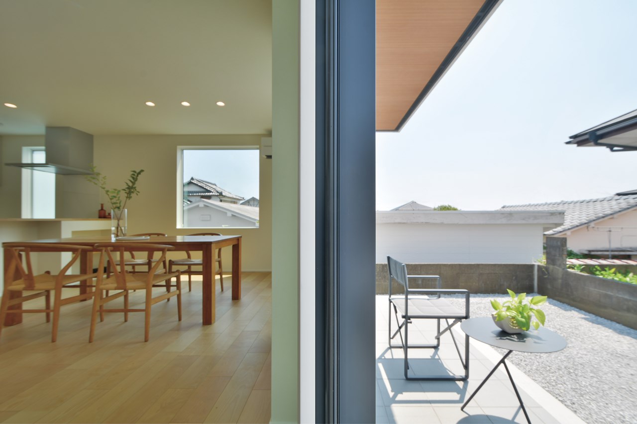 見晴らしの良い東南方向にタイルデッキを設え、室内と庭をファジーに繋げて拡がり感を持たせる。ウチとソトの中間領域を、家族の休日の憩いのスペースとして使いやすいような設計に。