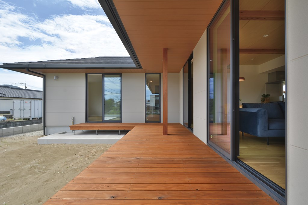 深い軒の出の寄棟の住まいメインイメージ