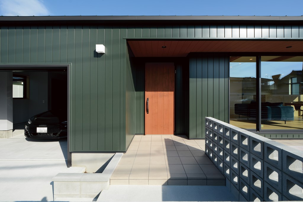 快適なデイリーユースと趣味の時間を楽しめる、インナーガレージのある構成。ガレージ内部からシューズクロークへと行き来が出来る動線や、大容量の物置スペースを設える。