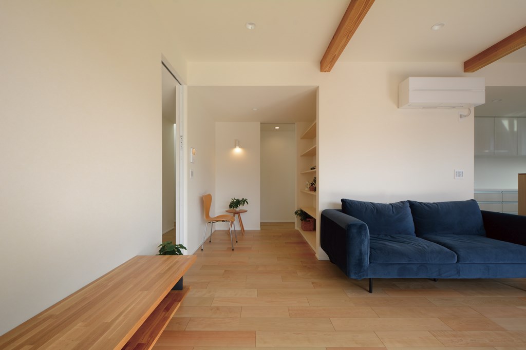 LDKの一角にピアノコーナーと本棚を設えた構成。ご家族の憩いの空間に、それぞれの時間を楽しめる”個”のスペースを確保するなど、ご家族がゆったりとした時間軸で心地良く過ごせる空間設計に。