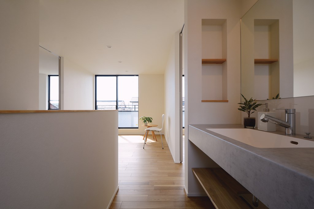 ２階中央のサブリビングは、住宅街の中のロケーションでもご家族のプライベートな時間を周囲に気兼ねなく使えるような造り。寝室のほど近くには造作洗面コーナーを設け、就寝前の貴重な時間を便利かつ快適に過ごせるような設計に。