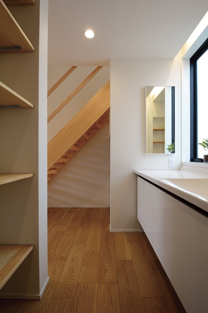 LDKの奥から洗面スペース～ファミリークロゼット～脱衣室へと抜けられる回遊動線を実現。