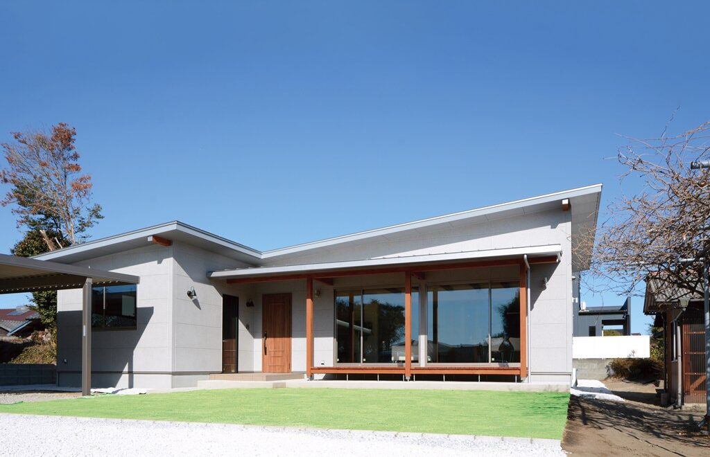 深い軒のデッキスペースのある平屋メインイメージ