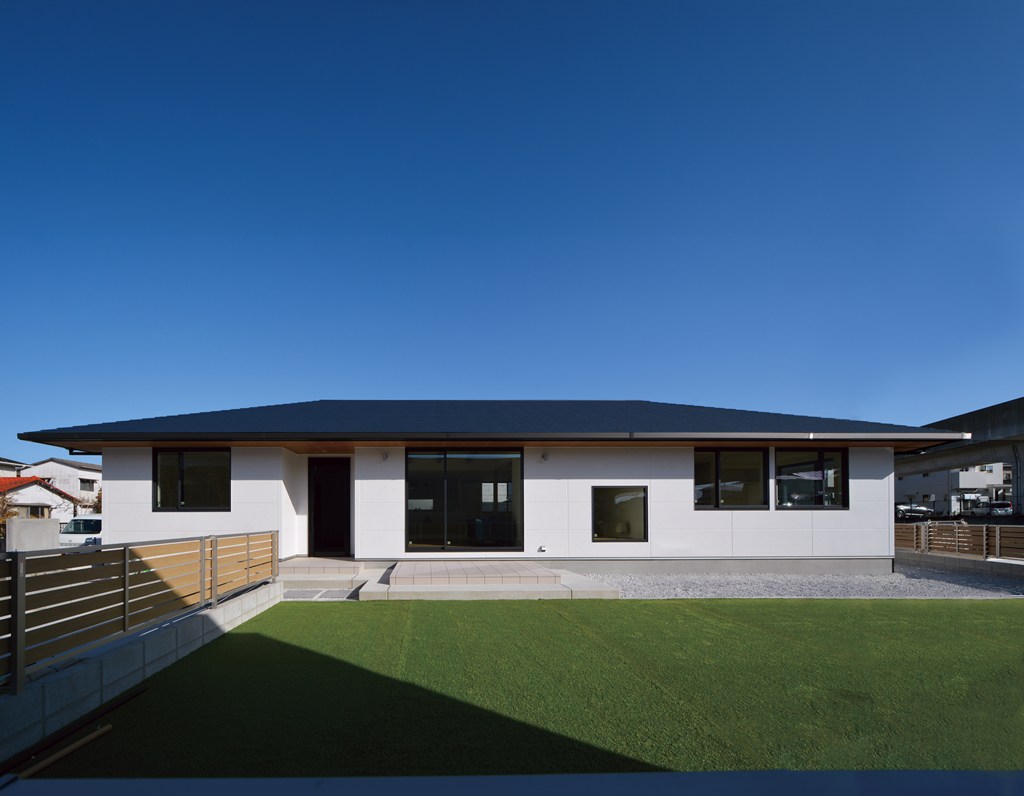 深い軒の出の寄棟屋根のお住まいメインイメージ