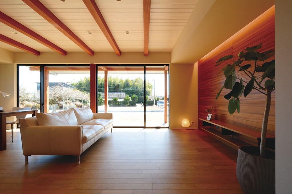 南側に高い断熱性能の大開口窓を連窓し、外の庭に対して拡がり感のある空間づくりを実現。深い軒の出で夏の直射日光を遮り、日射角度の低い冬場にはポカポカとした陽光を採り込むパッシブデザインの設計。