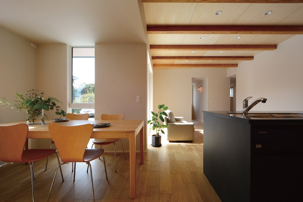 L字型LDKの一角にある半個室ダイニング。ご家族がゆったりと過ごしたりスタディースペースとして使ったりと、多目的な用途に応じる場所へ。