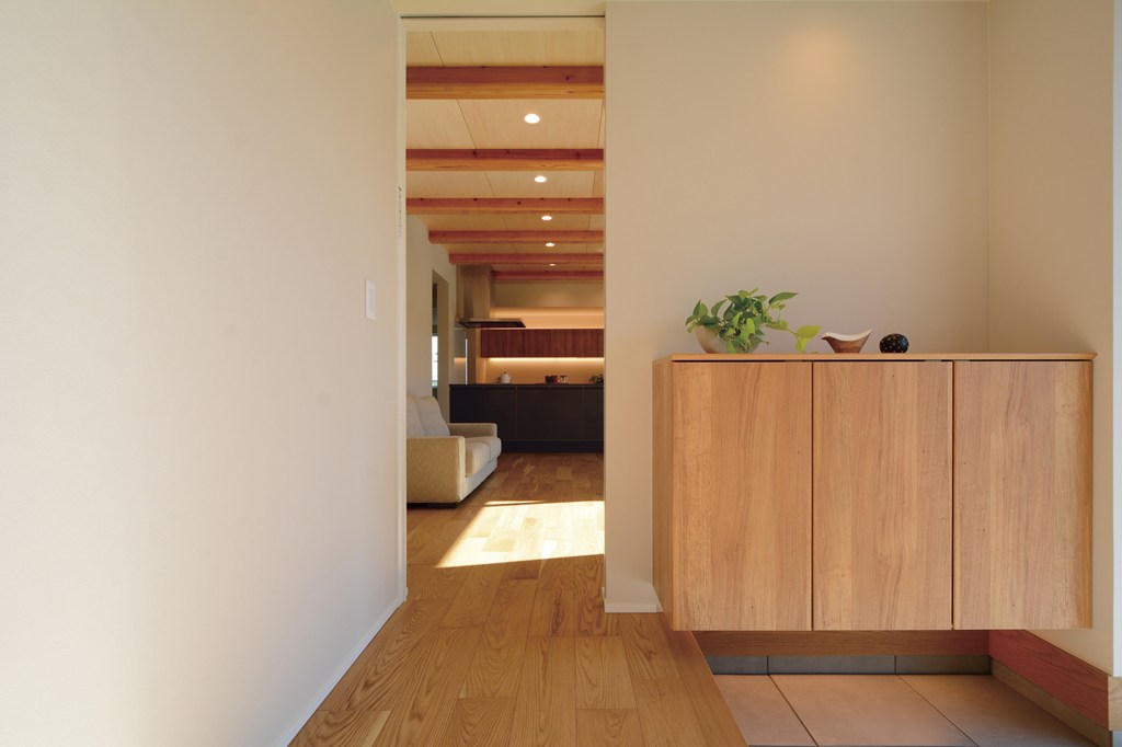 浮遊感のあるフロートタイプの靴箱で、玄関ホールをさりげなく印象的な雰囲気に演出。