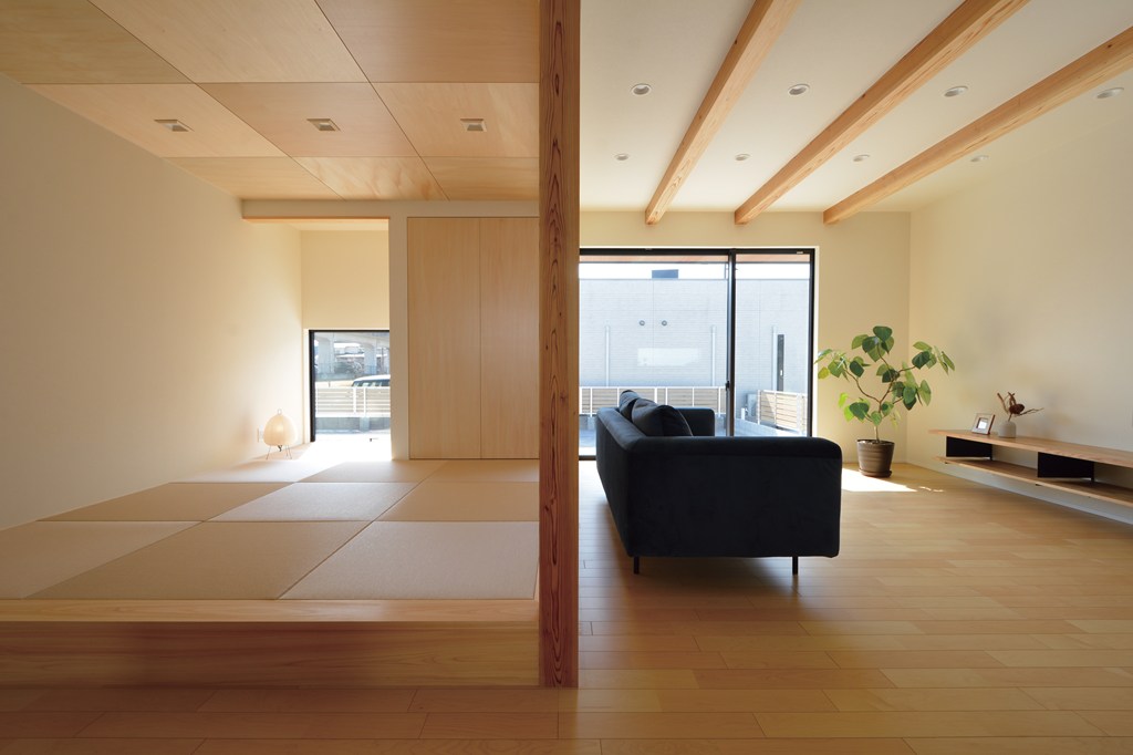 深い軒の出がかかった南側の大開口窓から冬のぽかぽかとした陽光を採り込み、明るいLDK空間を実現。LDKを小上がりの和室と一体にする事で、ご家族のくつろぎの場を開放感あふれる空間に設計しました。