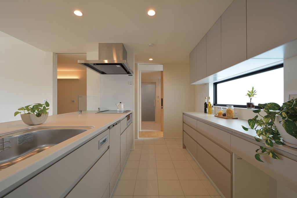 床タイルの上質感が魅力的なアイランド型キッチンからパントリー、水回りへと抜けるスムーズな動線を確保。玄関から直接キッチンに行き来できる裏動線で、普段の生活のしやすさに配慮しました。