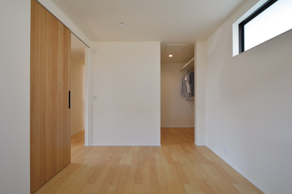 寝室に容量の大きなクロゼットを設え、ご夫婦用の収納力を十分に確保しました。ベッドの枕元側は高窓を採用し、寝室としての落ち着きある構成としました。