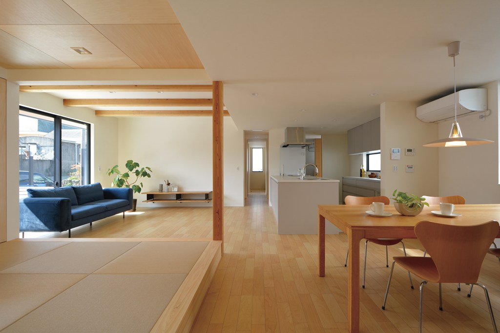 キッチンと横並びの位置にダイニングテーブルを配置。子供たちのリビング学習に配慮し、リビングとダイニングに一定の距離を持たせたファジーな繋がりにしました。